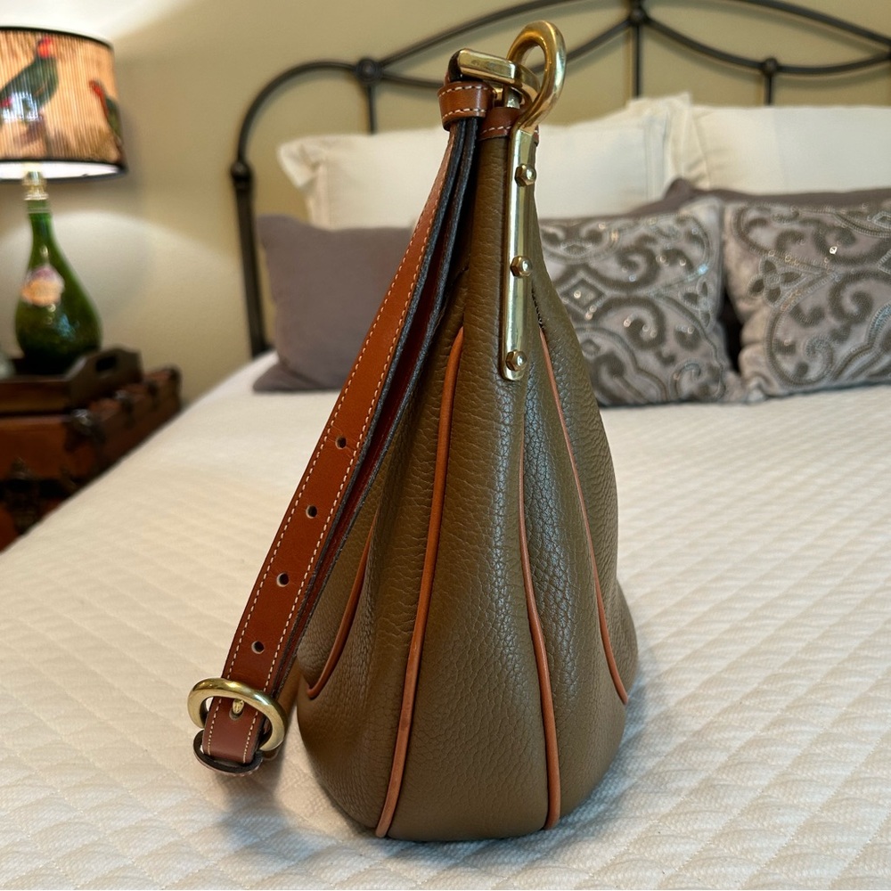Vintage Dooney & Bourke Large Crescent Sac Hobo R83 in the color Old Gold - Picture 4 of 15